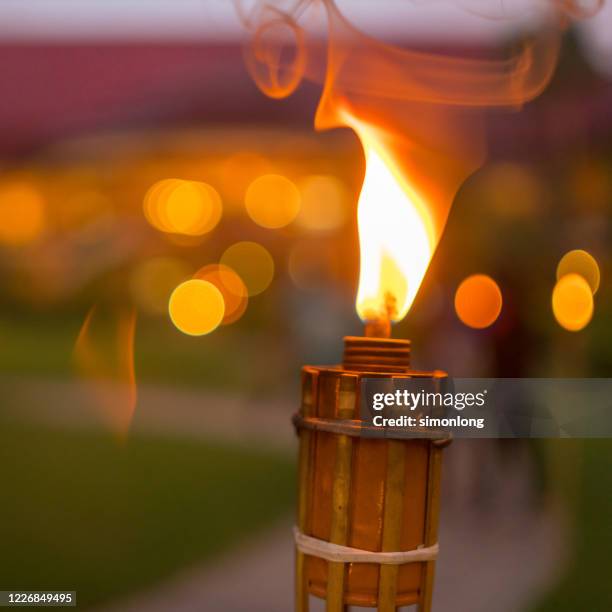 burning oil lamp - jet de flamme photos et images de collection