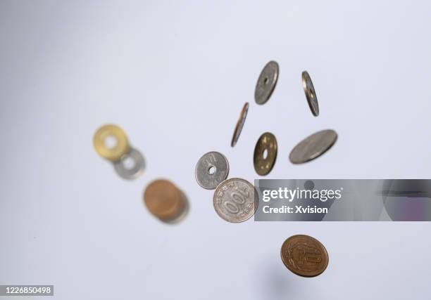 japanese coin money flying in mid air with white background sync in high speed - japanese currency - fotografias e filmes do acervo