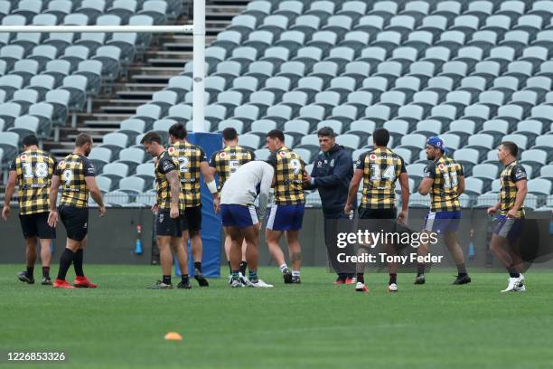 Stephen Kearney coach of the Warriors instructs his players during a New Zealand Warriors NRL training session at Central Coast Stadium on May 25,...