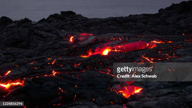 live lava flow - big island, hawaii - tektonik stock-fotos und bilder