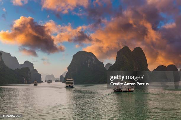 sunset in halong bay, vietnam. view of cruise ships and islands in halong bay, vietnam - ha long bay fotografías e imágenes de stock
