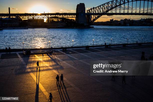 sydney harbour bridge, view across circular quay during coronavirus pandemic, australia - sydney ferry stock-fotos und bilder
