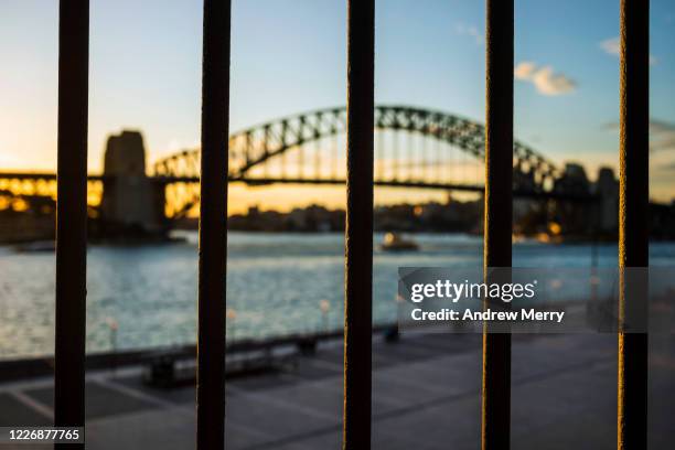 sydney in lockdown with sydney harbour bridge, coronavirus, covid-19 pandemic, australia - lockdown stock pictures, royalty-free photos & images