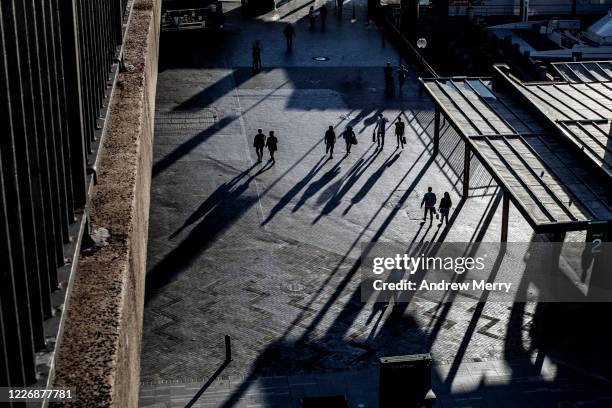 silhouette of people on city street, social distancing, coronavirus pandemic, sydney, australia - sydney architecture stock pictures, royalty-free photos & images