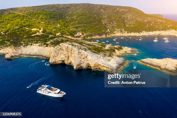 boat with tourists near bisevo island, croatia. - vis fotografías e imágenes de stock