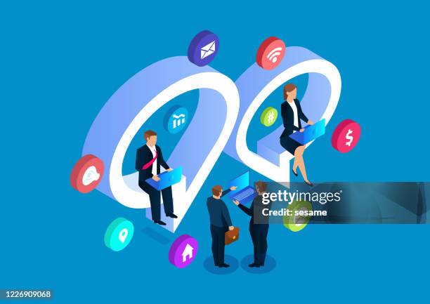 businessmen online-chat-diskussion, social-media-netzwerk - customer analytics stock-grafiken, -clipart, -cartoons und -symbole