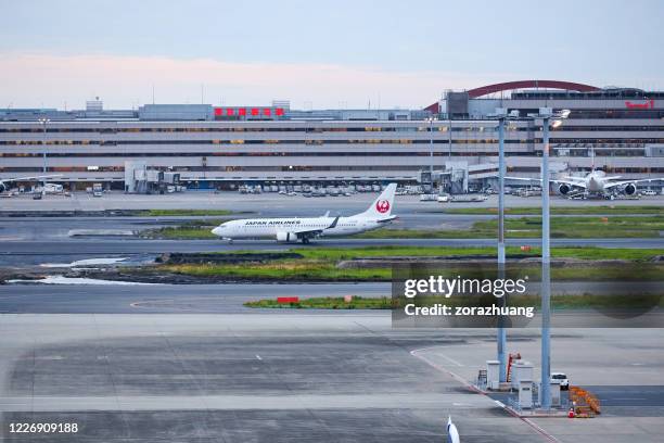 um japan airlines airliner no aeroporto runway, aeroporto internacional de tóquio, japão - aeroporto internacional de tóquio - fotografias e filmes do acervo