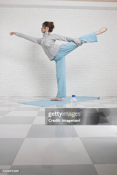 young woman stretching - performing arts research and training studios stock pictures, royalty-free photos & images