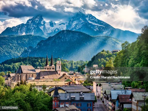 view to old town with mount watzmann in background, berchtesgaden, bavaria, germany - alpes de bavaria fotografías e imágenes de stock