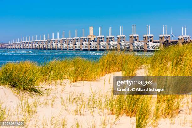 eastern scheldt storm surge barrier in zeeland netherlands - polder barrage photos et images de collection