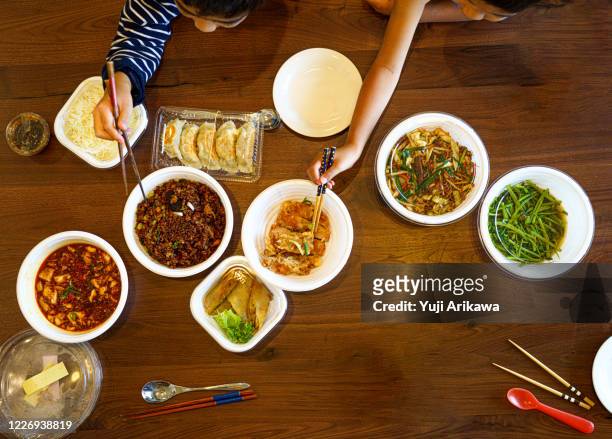 kids are eating delivered chinese food - chinese dumpling stock pictures, royalty-free photos & images