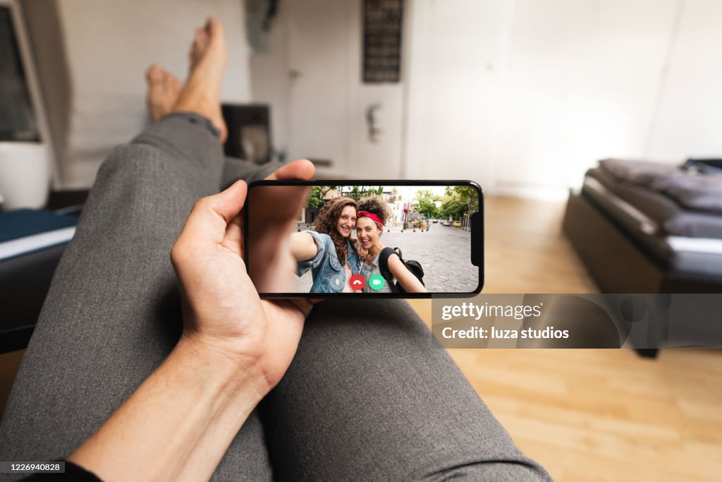 Mantenerse conectado con amigos en videollamada desde casa