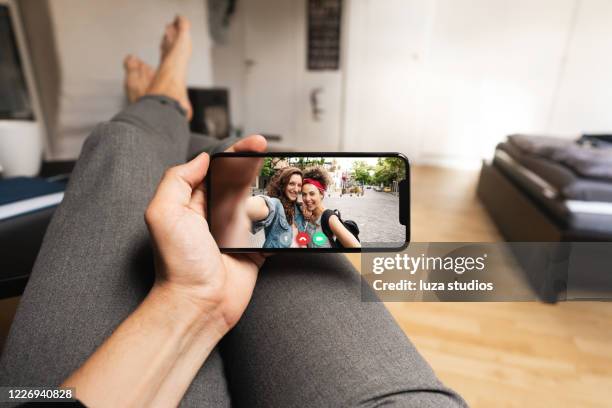 verbonden blijven met vrienden op videogesprek vanuit huis - smartphone pov stockfoto's en -beelden