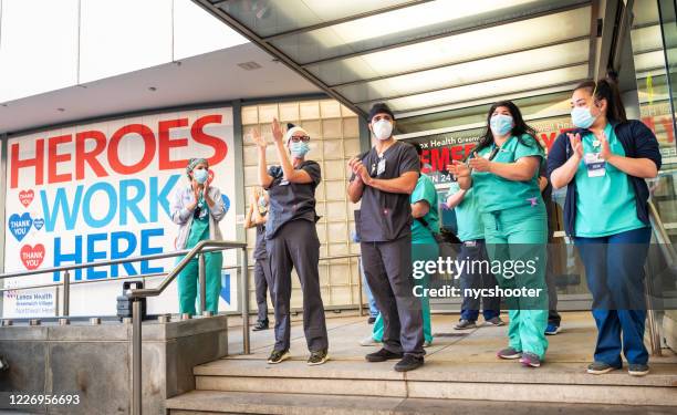 gli eroi lavorano qui - servizi essenziali foto e immagini stock