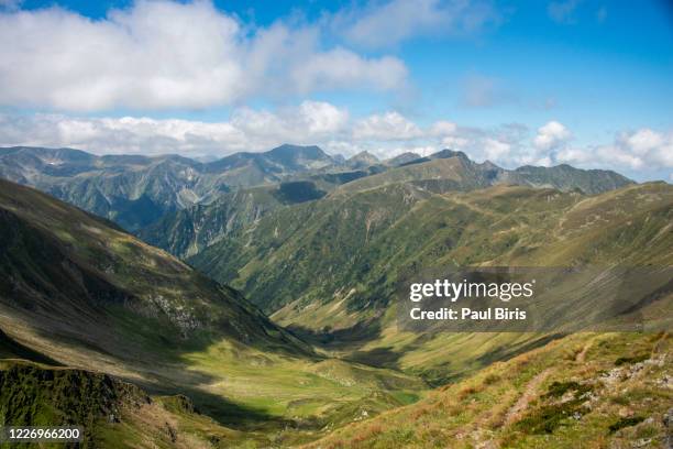 moldoveanu peak seen from dara peak in fagaras mountains, romania - karpaten stock-fotos und bilder