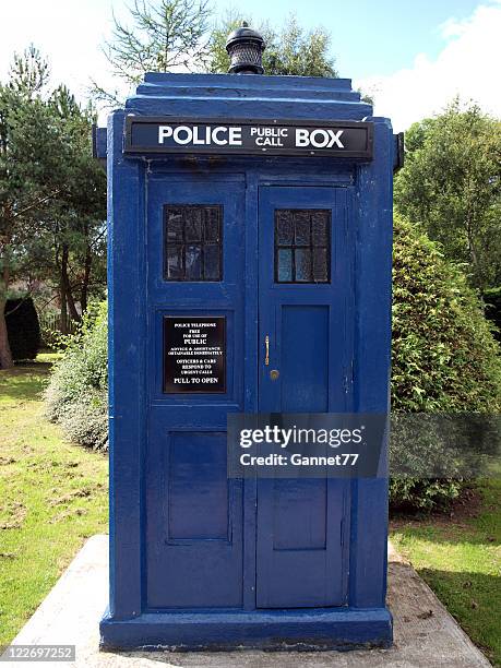 blue doctor who tardis police box - emergency telephone box stock pictures, royalty-free photos & images
