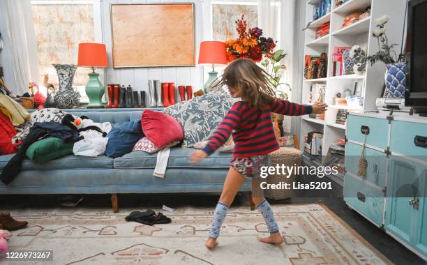 wild jong geitje in een slordig binnenlands huis, chaos en kinderjaren - quirky family stockfoto's en -beelden