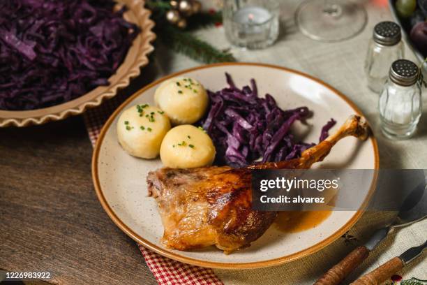 heerlijke geroosterde eend met rode kool en dumplings - duck stockfoto's en -beelden