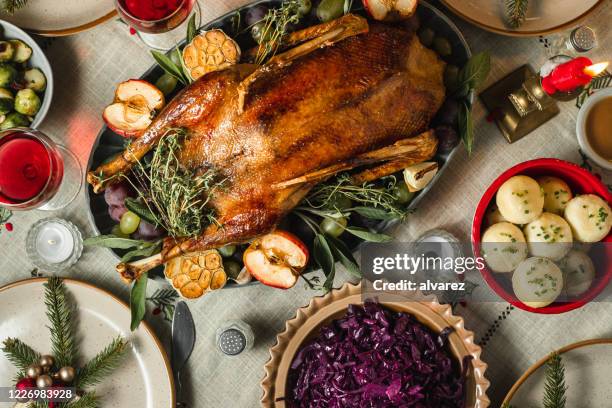 weihnachtsfest auf dem esstisch - gänsebraten stock-fotos und bilder