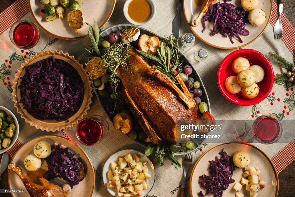 Traditionelles deutsches Weihnachtsessen auf dem Tisch