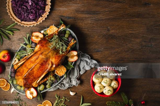 traditionelles weihnachtsessen - gänsebraten stock-fotos und bilder