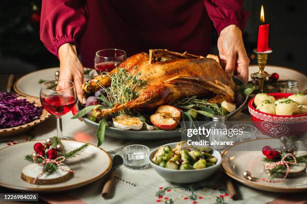 frau setzt den tisch für das weihnachtsessen - geröstet stock-fotos und bilder