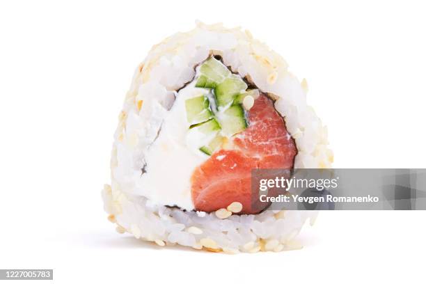 sushi roll with salmon and avocado in sesame seeds - maki sushi stockfoto's en -beelden