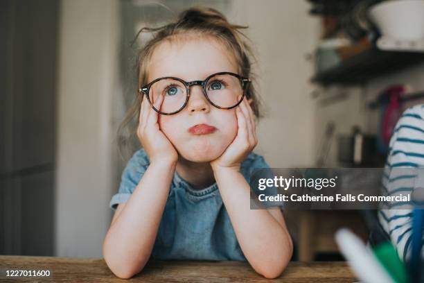 pouting child in glasses - malumore foto e immagini stock