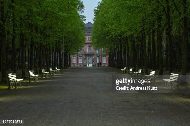 leuchtenden bänke im düsseldorfer hofgarten in deutschland - glow düsseldorf stock-fotos und bilder