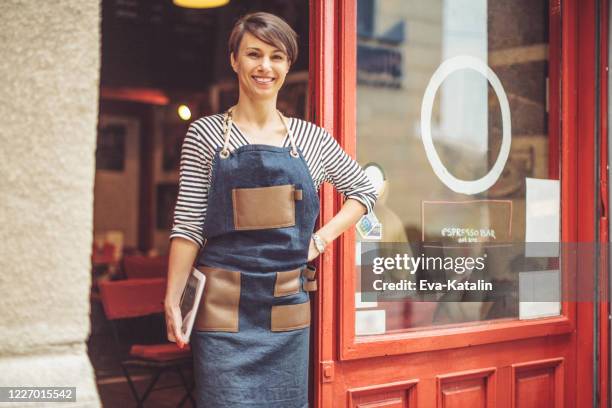 piccole imprese - personale di servizio nella ristorazione foto e immagini stock