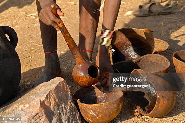 tendo um café no sul ethiopa), subalínea ii - ethiopian coffee ceremony imagens e fotografias de stock