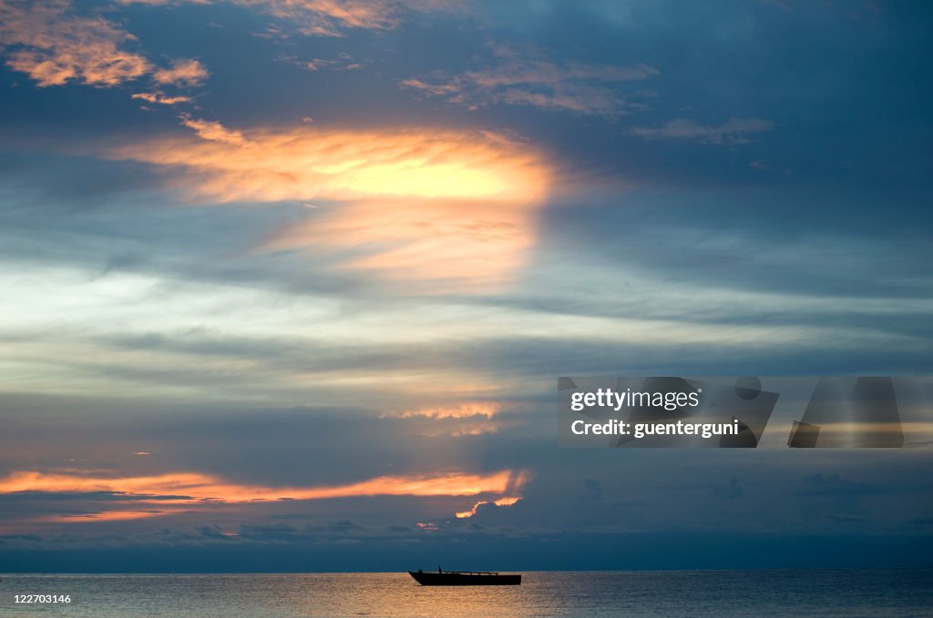 Tramonto africano con barca sul Lago Tanganyika