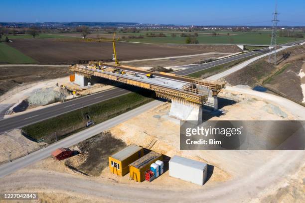 puente de carretera en construcción, vista aérea - road construction fotografías e imágenes de stock