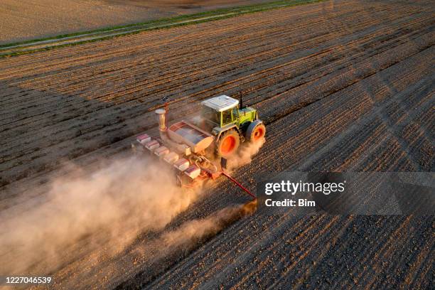 tractor sembrado de trigo, vista aérea - campo arado fotografías e imágenes de stock