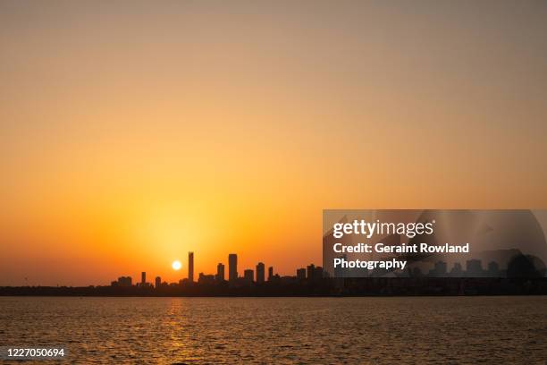 striking sunset, mumbai, india - karge landschaft stock-fotos und bilder