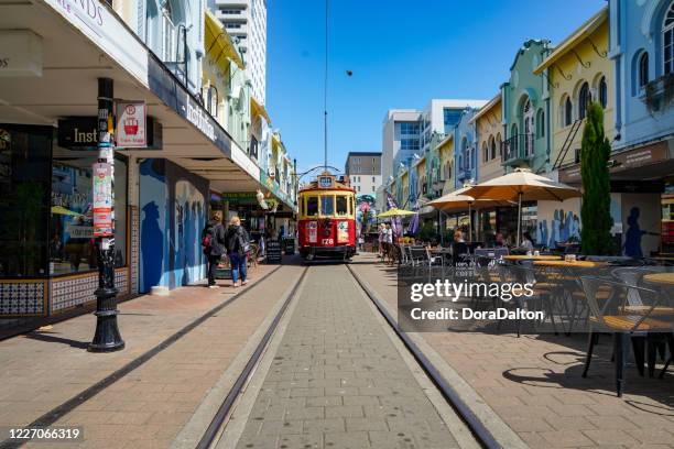 tram e tourit nel centro della città, new regent street, christchurch, nuova zelanda - christchurch new zealand foto e immagini stock