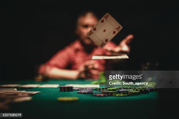 成熟的人扔牌在桌子上 - gambling table 個照片及圖片檔