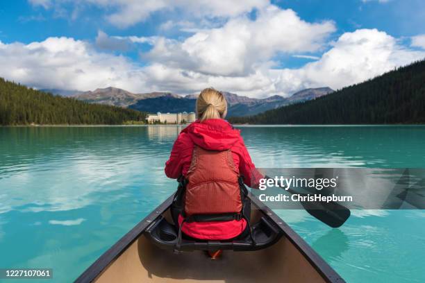 kanufahren auf lake louise, banff nationalpark, alberta, kanada - lake louise stock-fotos und bilder