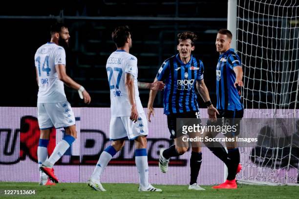 Marten de Roon of Atalanta Bergamo celebrates 2-1 during the Italian Serie A match between Atalanta Bergamo v Brescia at the Stadio Atleti Azzurri d...