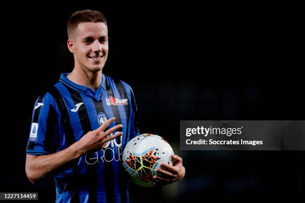 Mario Pasalic of Atalanta Bergamo celebrates the victory during the Italian Serie A match between Atalanta Bergamo v Brescia at the Stadio Atleti...