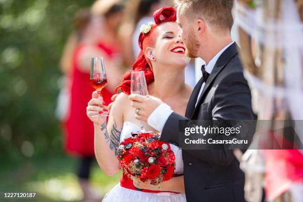 祭壇の前の若いカップルはちょうど愛を持ってお互いを見て結婚しました - ストック写真 - rockabilly ストックフォトと画像