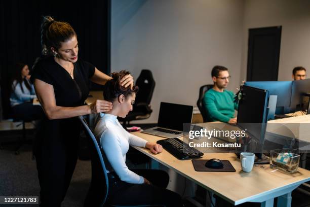 stress op het werk kan nekpijn veroorzaken, maar ik ben hier om je te helpen - office chair stockfoto's en -beelden