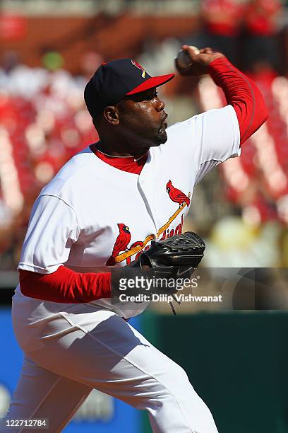 Reliever Arthur Rhodes of the St. Louis Cardinals pitches against the Pittsburgh Pirates at Busch Stadium on August 28, 2011 in St. Louis, Missouri....