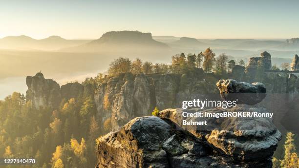 wehlnadel view with bastei bridge and lilienstein, elbe sandstone mountains, germany - elbsandsteingebirge stock-fotos und bilder