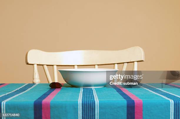 vuoto allestimento prima colazione - ciotola vuota foto e immagini stock