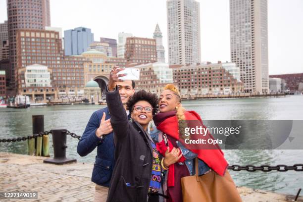 gruppo misto di persone a boston - boston massachusetts foto e immagini stock