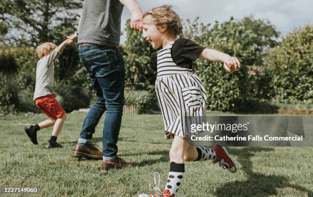 kids running in a garden - kindertijd stockfoto's en -beelden