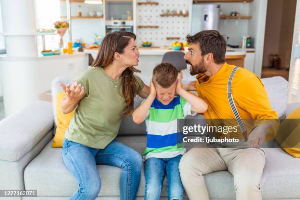 verstoorde zoon die aan ouders het debatteren lijdt - ruzie stockfoto's en -beelden