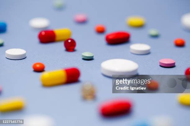 ein foto von verschiedenen arzneimitteln, tabletten und pillen - opioids stock-fotos und bilder