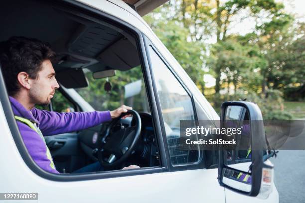 rijden naar zijn bestemming - lorry uk stockfoto's en -beelden